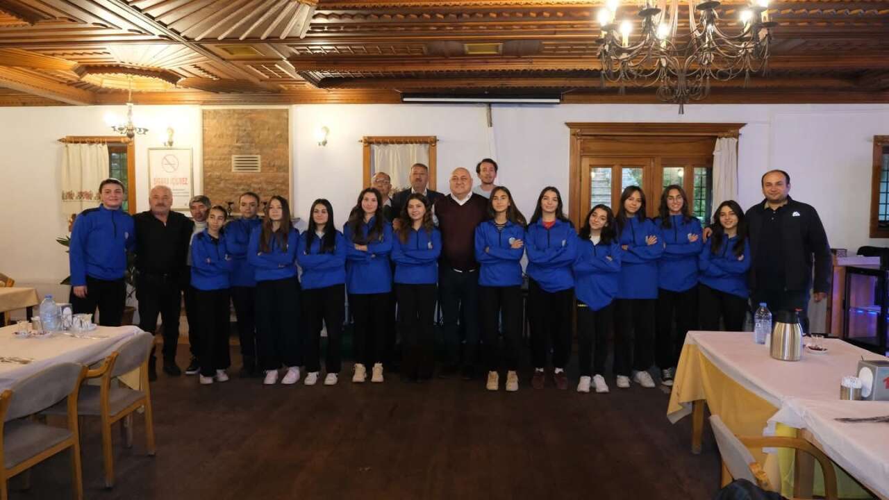 Başkan Günay’dan MY Bozüyükspor Salon Hokeyi Kız Takımına Moral Ziyareti 5